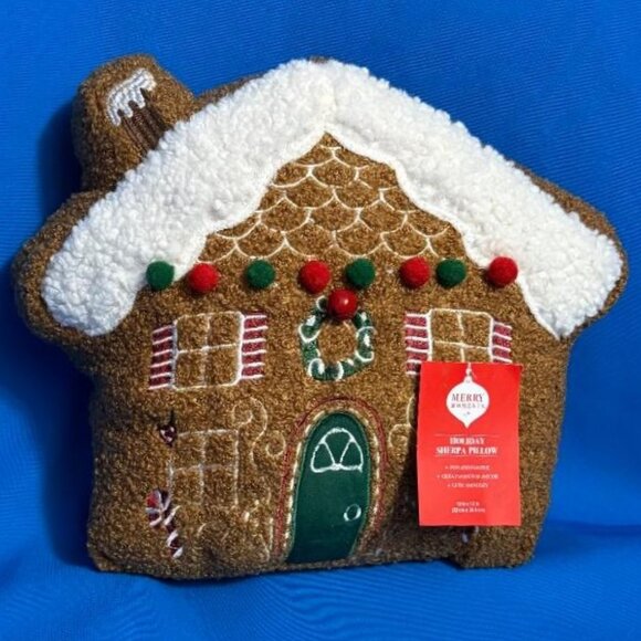 NEW SET OF 2 SHERPA GINGERBREAD HOUSE DECORATIVE HOLIDAY / CHRISTMAS PILLOWS NWT - Picture 2 of 13